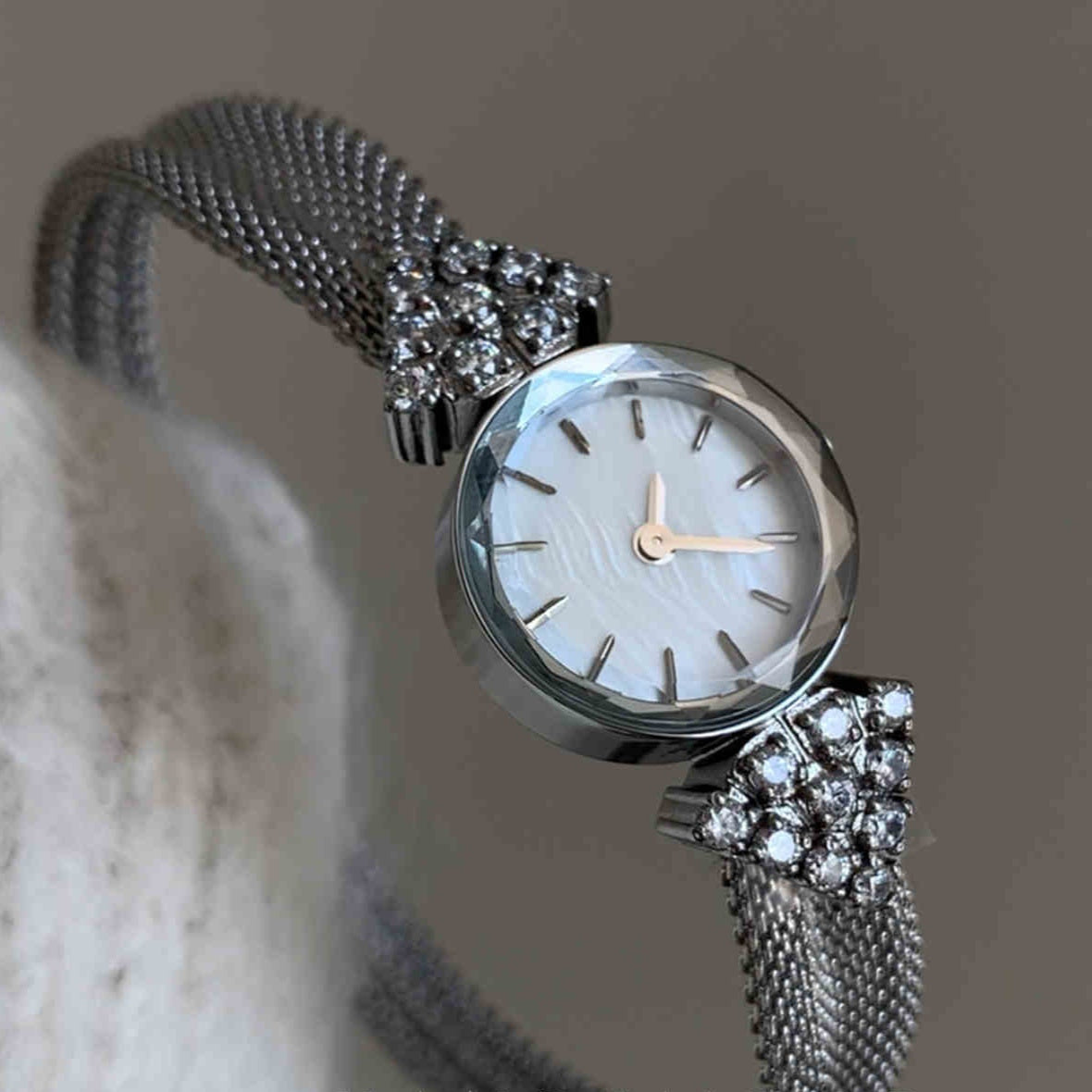 Women’s Retro Round Quartz Watch | Woven Strap | Gold | Elegant