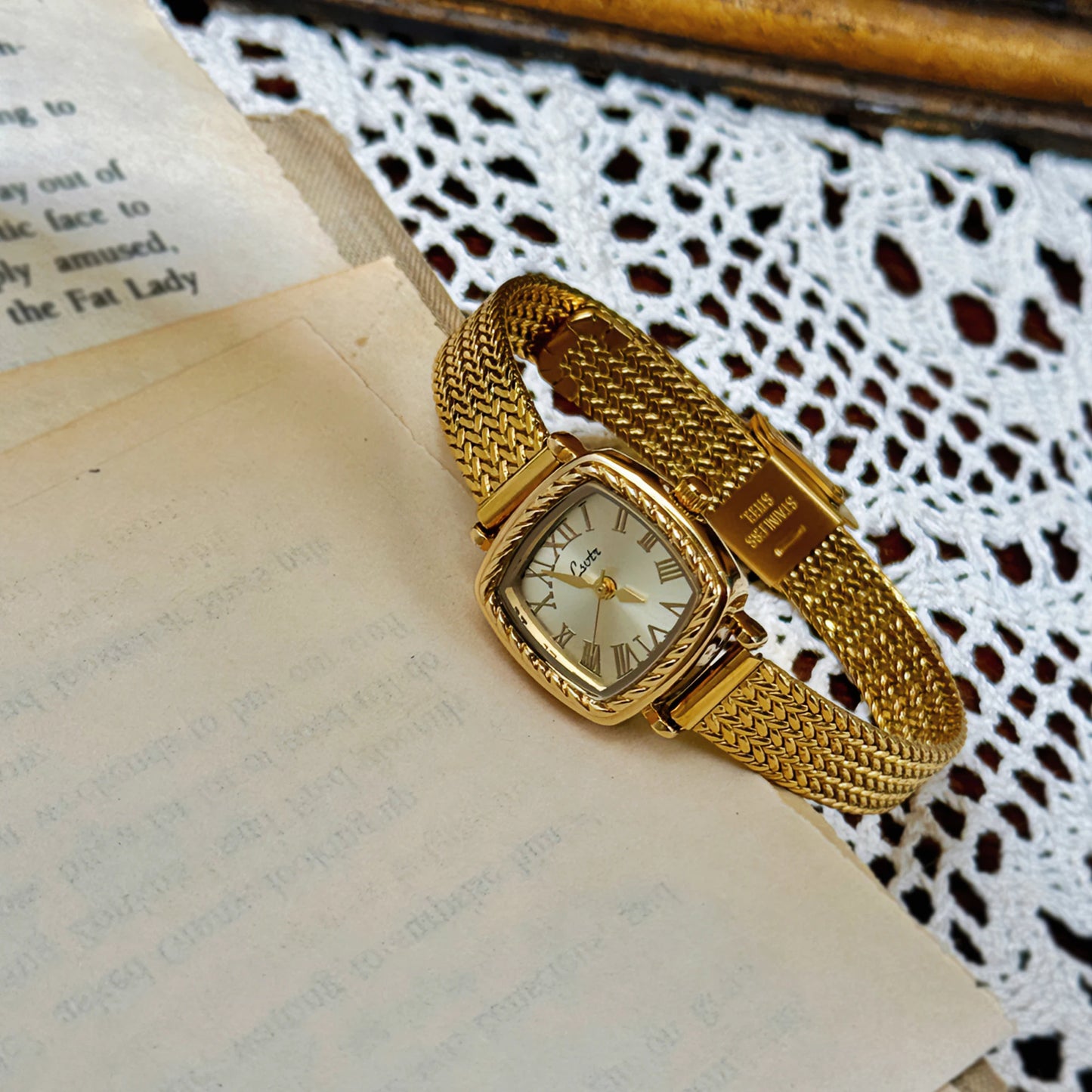 Women’s French Vintage Quartz Watch | Elegant | Gold Dial | Copper Band