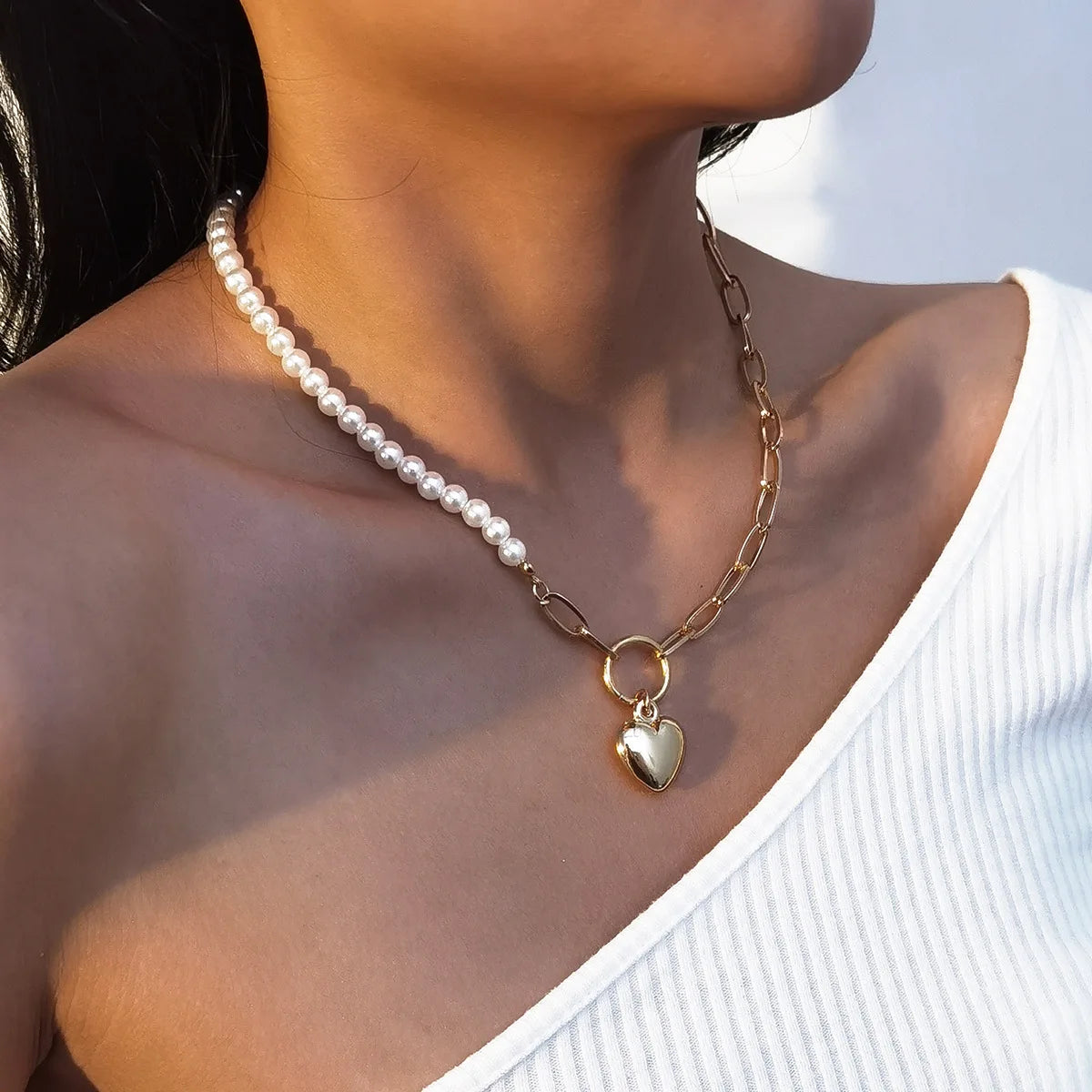 Women’s Elegant Pearl Choker Necklace – White Imitation Pearl Statement Jewelry