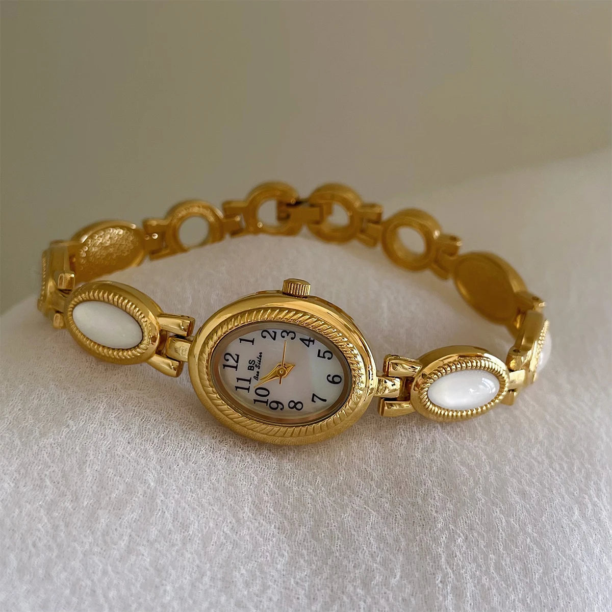 Women’s Oval Small Dial Quartz Watch | Retro | Gold Tone | Elegant